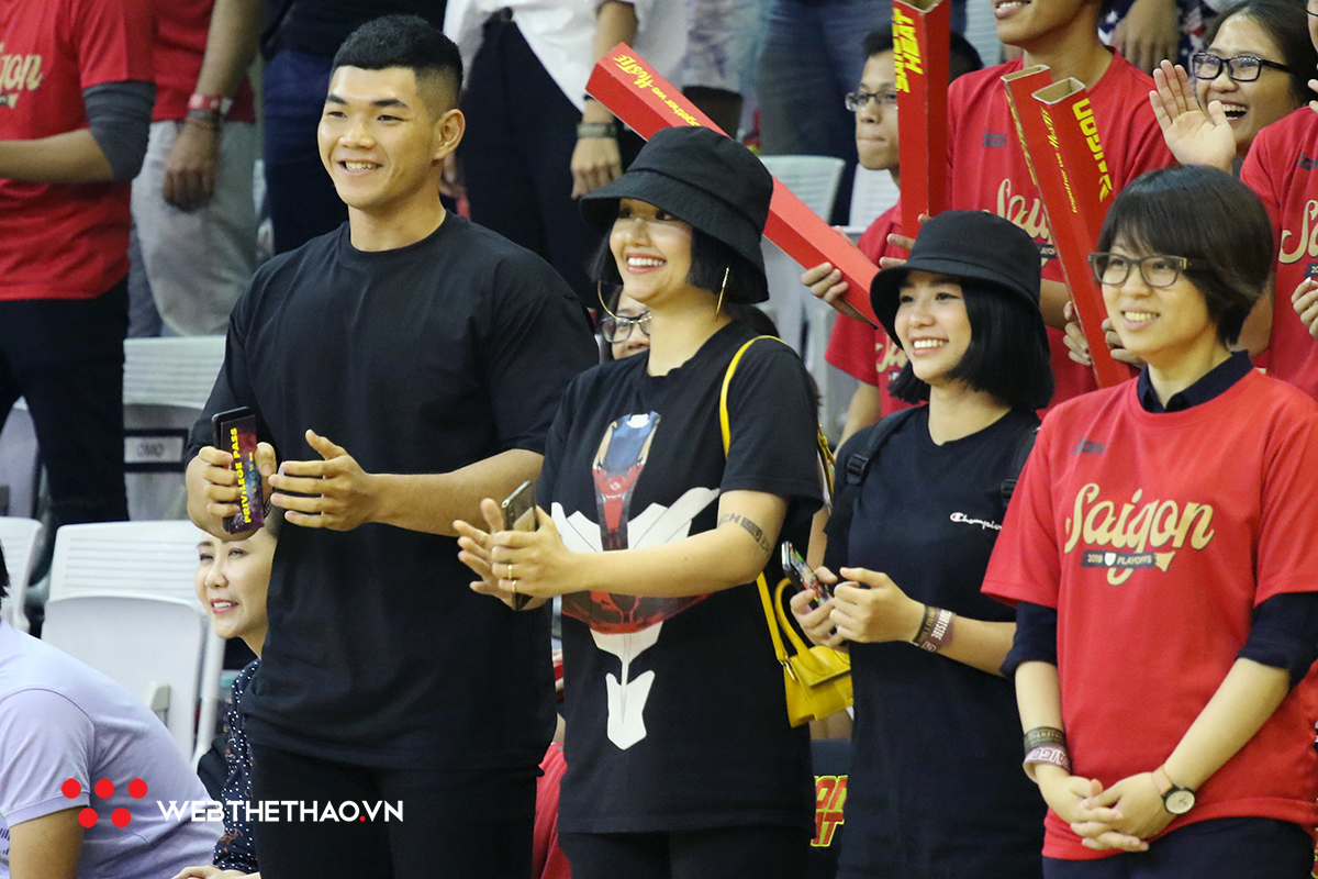Miu Lê mặc đồ siêu ngầu, tranh thủ bắn tim Khoa Trần rồi ăn mừng tung nóc chiến thắng của Saigon Heat